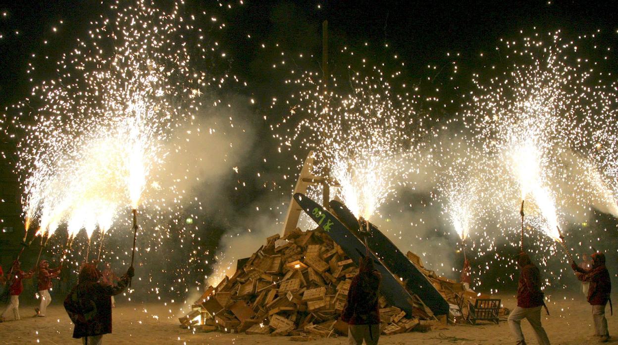 Fugo y petardos en una verbena de San Juan en Tarragona