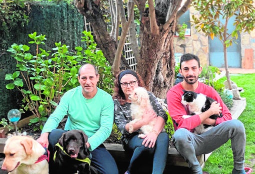 Cuco, en el centro de la imagen, con su nueva familia