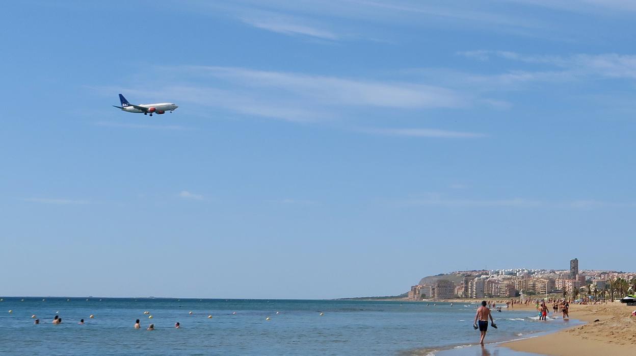 Uno de los pocos aviones avistados este domingo en la play de Urbanova