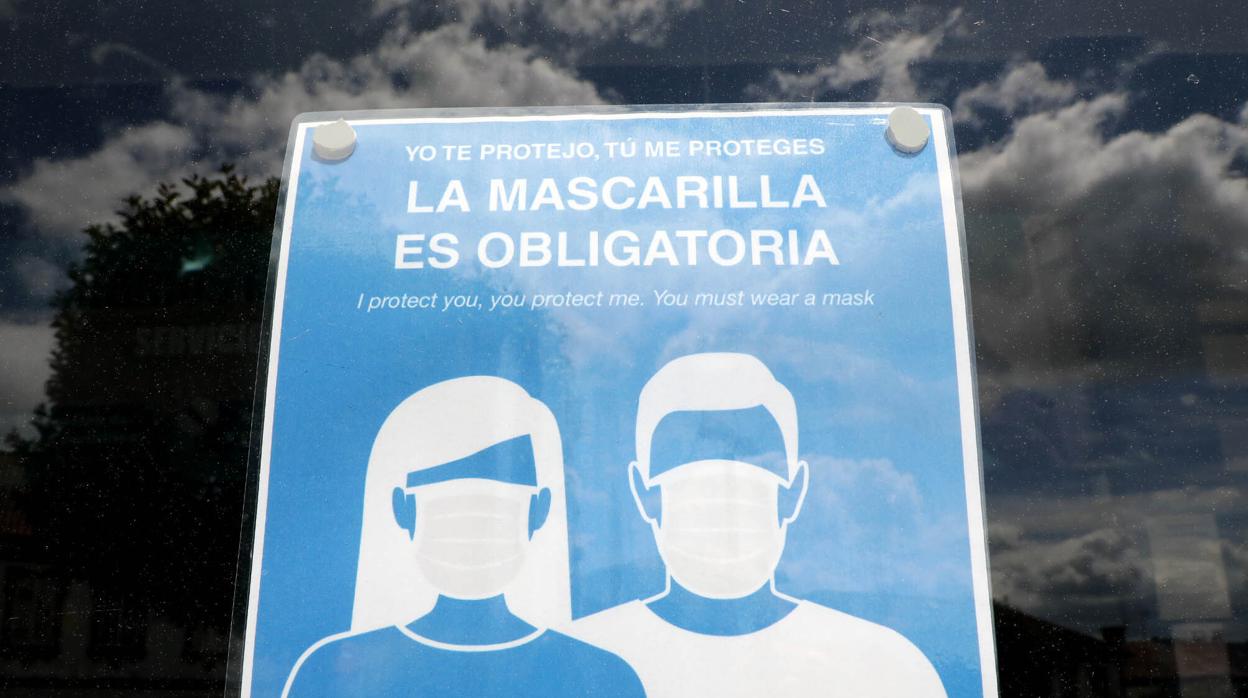 Cartel que recuerda el uso obligado de la mascarilla en un comercio de la capital gallega