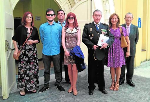 Manuel Laguna, con su familia cuando fue nombrado jefe de la Comisaría de la Policía Nacional de Cuenca