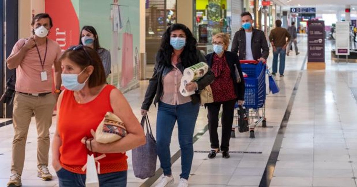 Compras en un centro comercial de Valladolid ayer, recién estrenada la fase 2