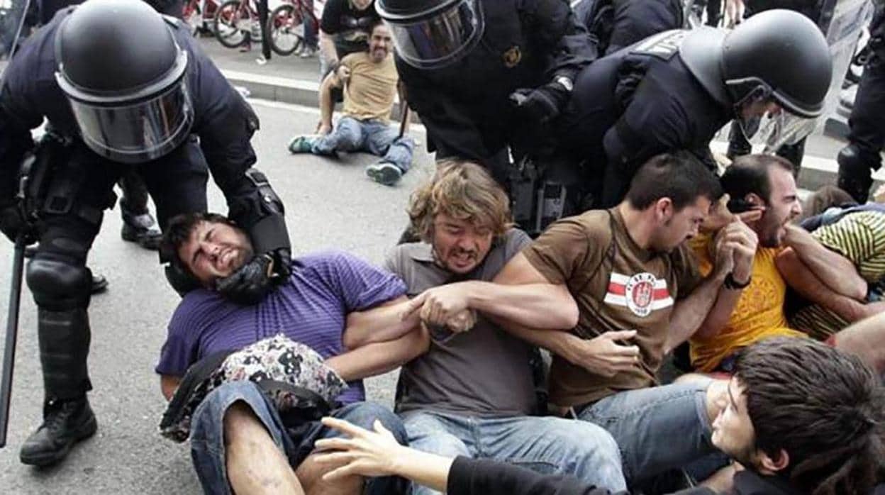 Antidisturbios de los Mossos d'Esquadra desalojando la plaza Cataluña en mayo de 2011