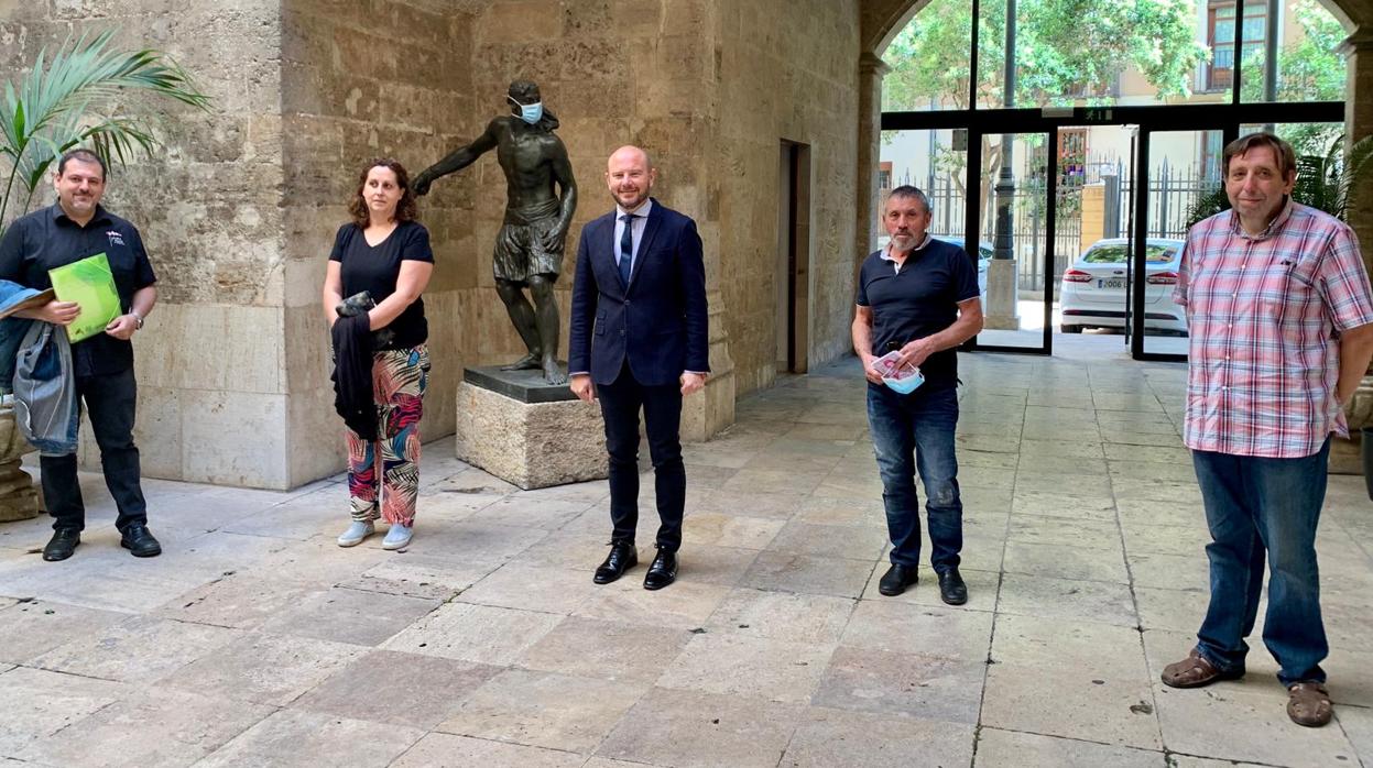 Representantes de los floristas, en la Diputació de Valencia, este martes con el presidente de la institución