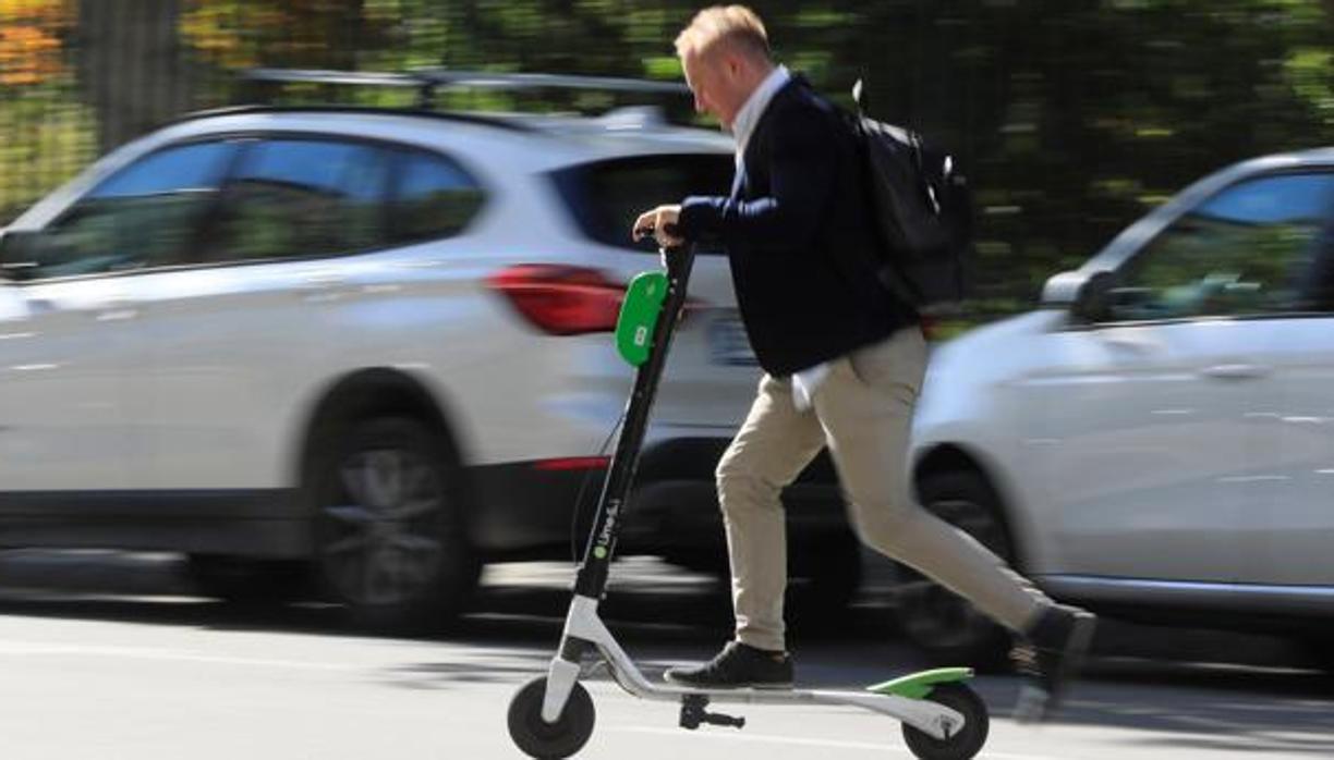 Un usuario de patinete eléctrico