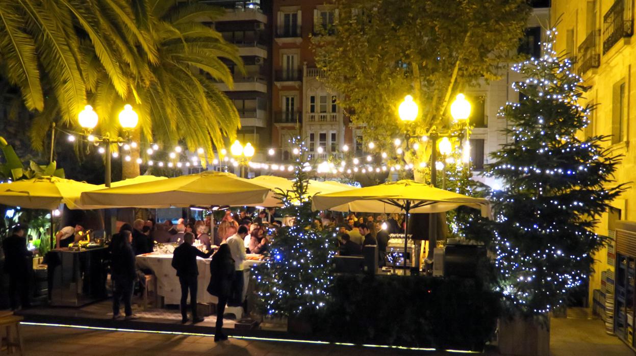 El velador objeto del contencioso, en la celebración del aniversario del bar del Portal de Elche