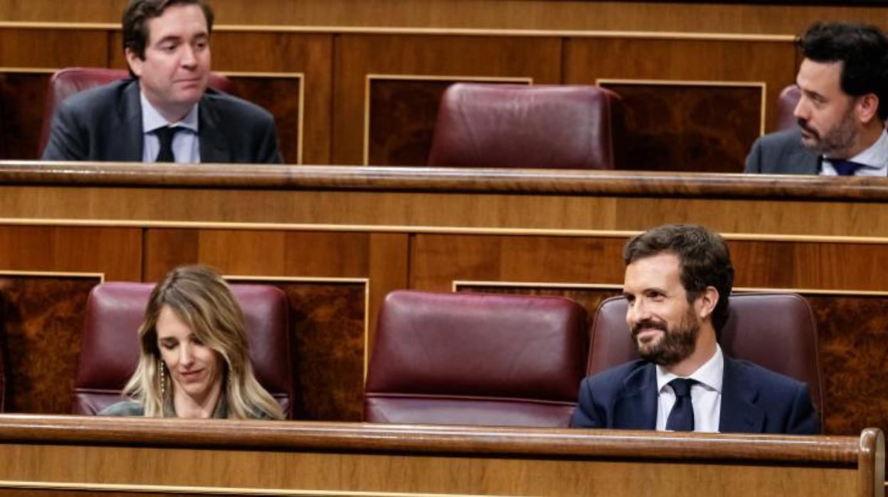 Pablo Casado, junto a Cayetana Álvarez de Toledo, en el Pleno del Congreso