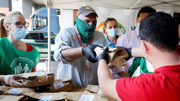 El chef José Andrés pide más acción política contra el hambre en un reparto de comida multitudinario en Valencia