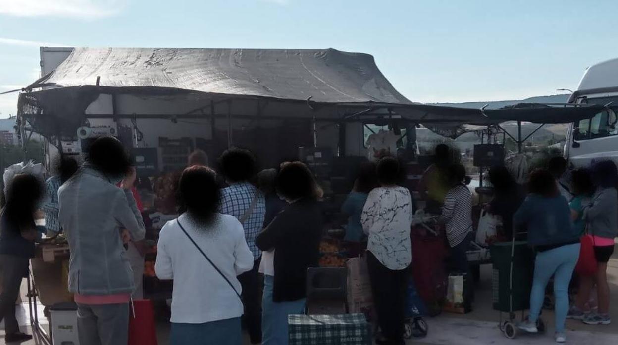 Imagen de las clientes agolpadas en torno a un puesto del mercadillo de Azuqueca de Henares (Guadalajara)