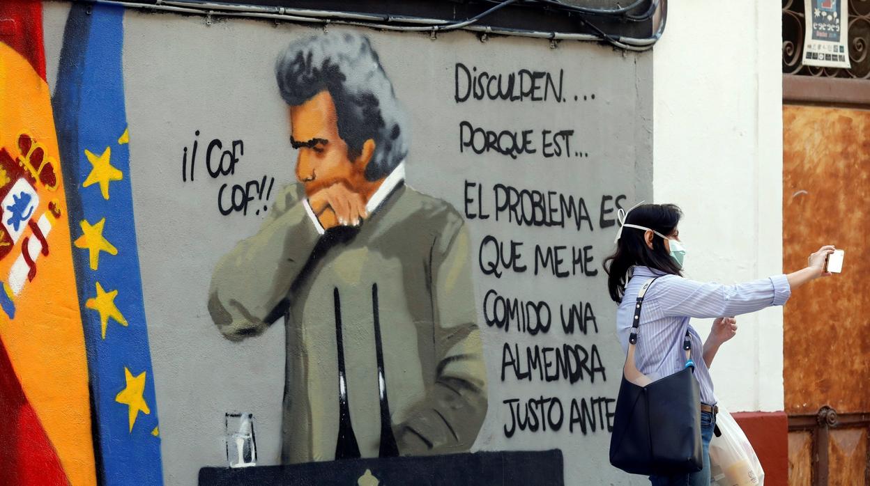 Imagen de un mural con la imagen de Fernando Simón pintado en una calle de Valencia