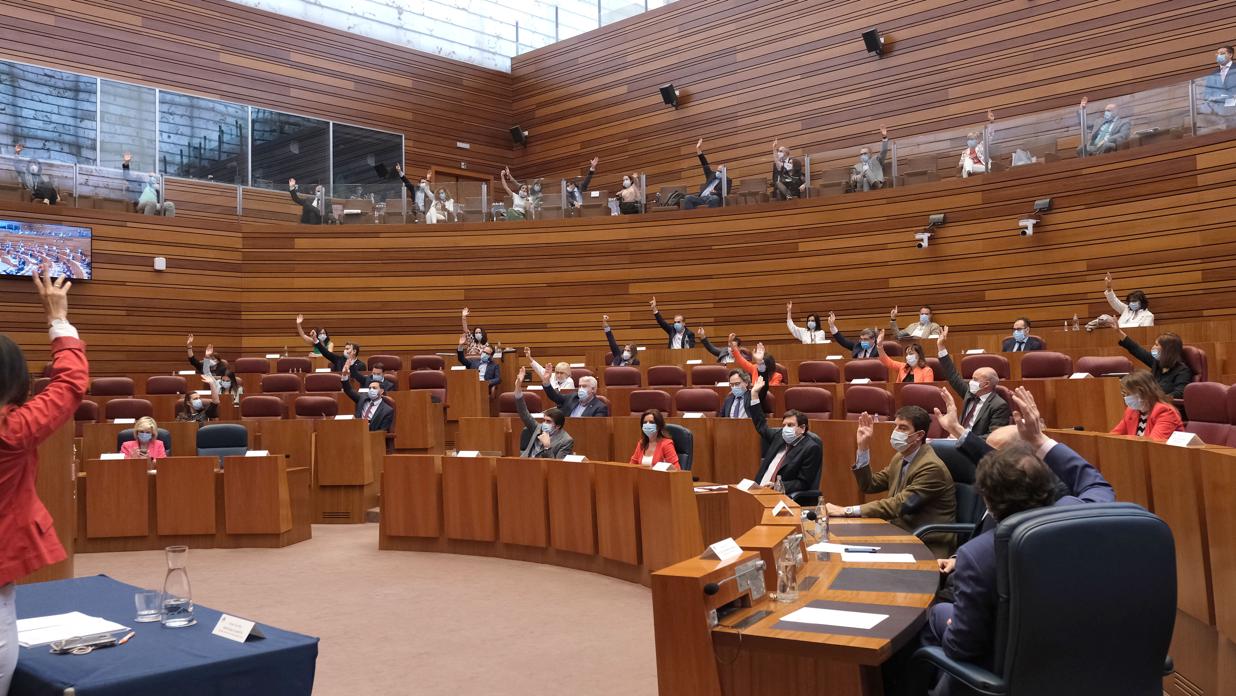 Un momento de las votaciones durante el Pleno