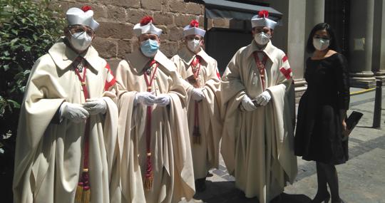 Los Caballeros del Santo Sepulcro junto a Claudia Alonso, a las puertas de la catedral