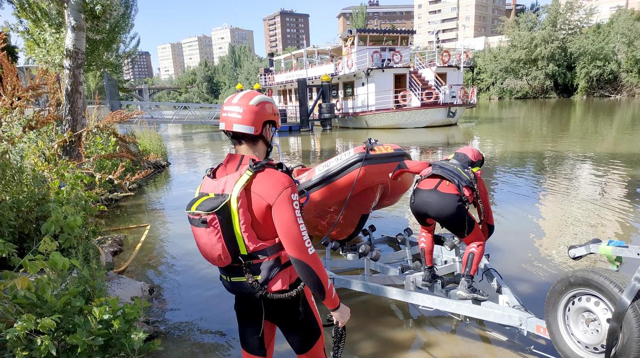 Dos dotaciones, una de los Bomberos de Valladolid y otra de la Agrupación de Salvamento y Rescate de Castilla y León, que aporta dos buzos, continúan con la búsqueda del joven de 36 años que se adentró en aguas del río Pisuerga, a la altura de la playa de Las Moreras, y al que se perdió la pista