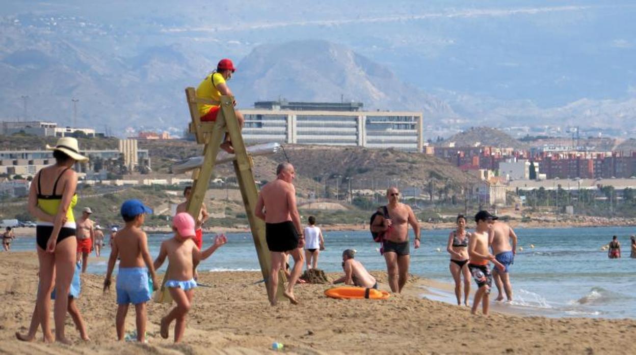 Bañistas en la playa de Urbanova de Alicante, durante el estado de alarma