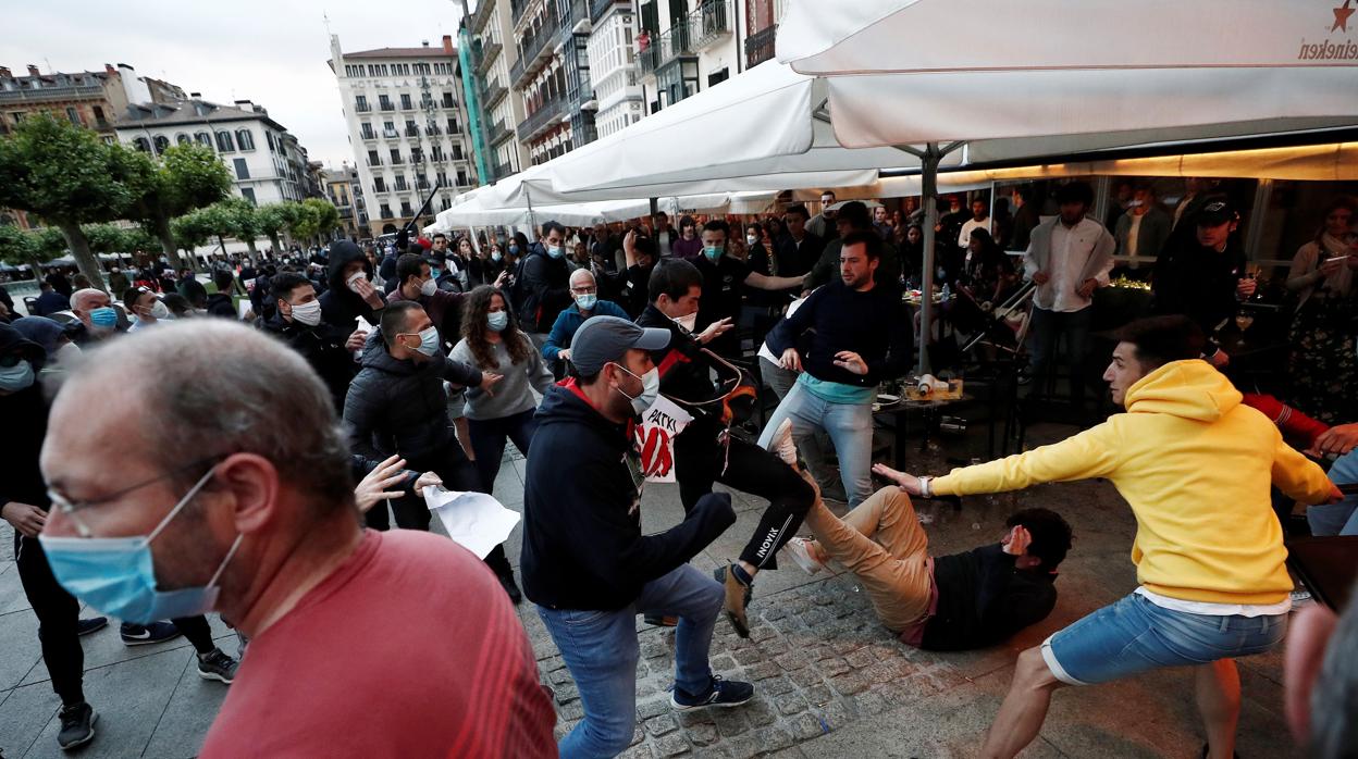 Enfrentamientos entre manifestantes abertzales y vecinos que se encontraban en la Plaza del Castillo de Pamplona.