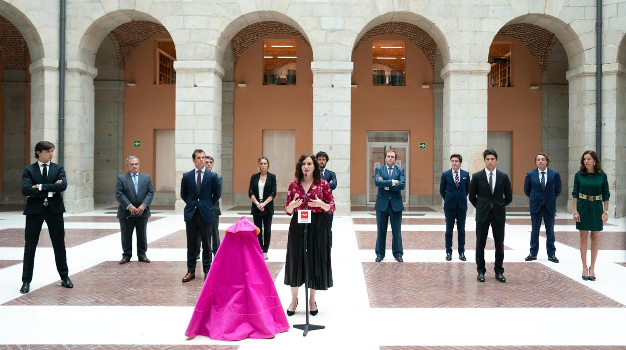 Díaz Ayuso, con representantes del mundo taurino, en la Real Casa de Correos