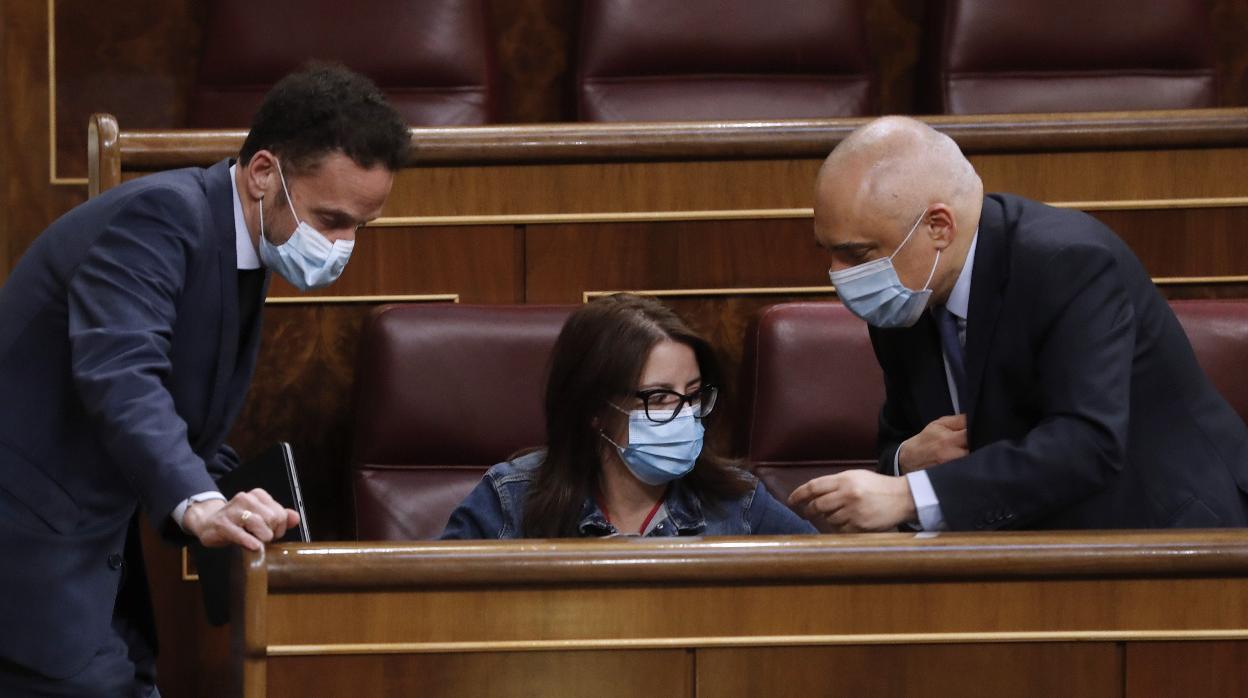 Edmundo Bal conversa con Adriana Lastra y Rafael Simancas en el Congreso