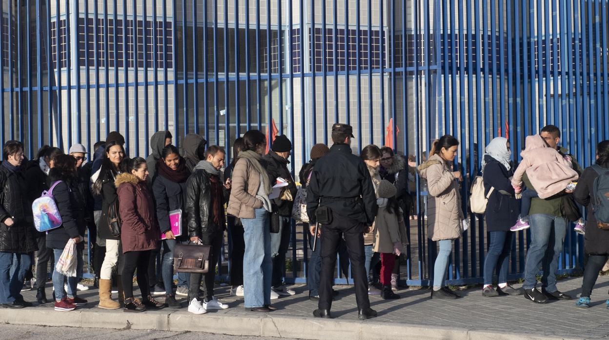 Cola de peticionarios de asilo en la avenida de los Poblados