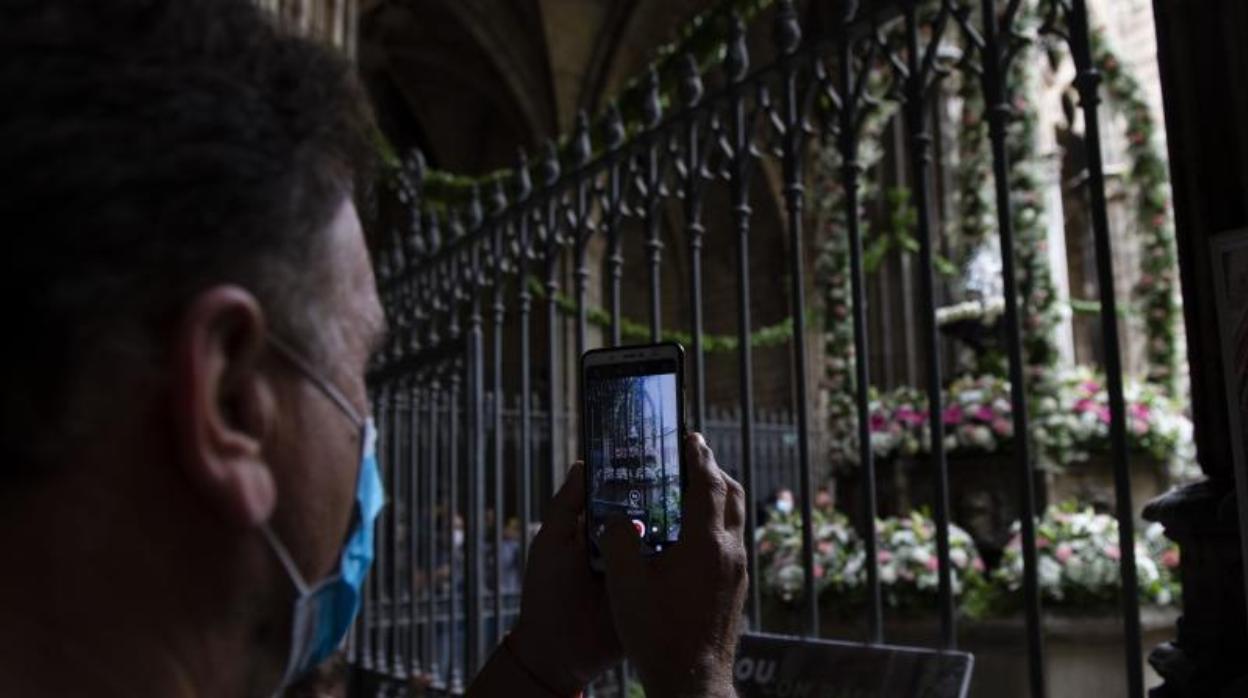 Claustro de la catedral de Barcelona, con el tradicional huevo de oca sobre su fuente