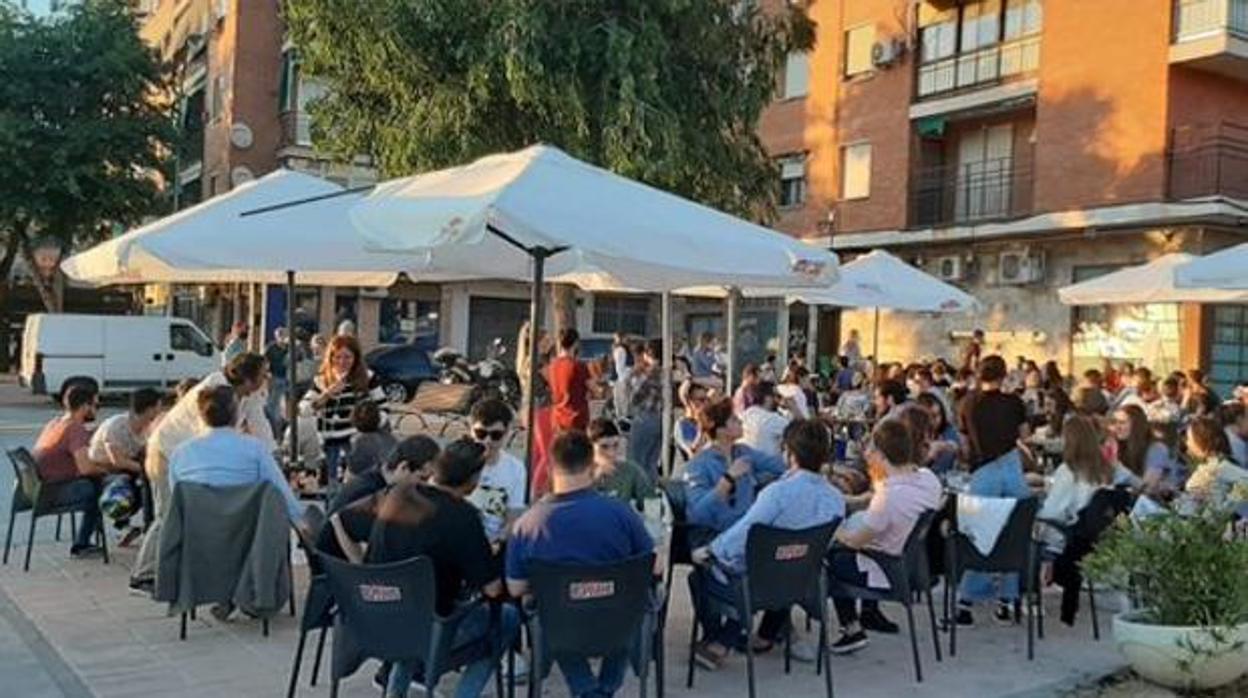 Terraza de un bar en el barrio toledano de Santa Teresa