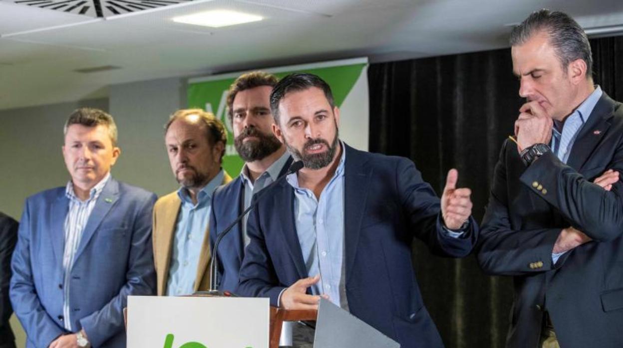 El expresidente de Vox en Murcia, Pascual Salvador; el diputado Luis Gestoso; el portavoz parlamentario, Iván Espinosa de los Monteros; el presidente de Vox, Santiago Abascal, y el secretario general, Javier Ortega Smith.