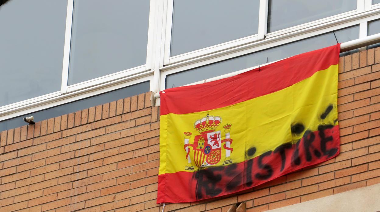 Imagen de una bandera de España colgada en un balcón de una vivienda en la ciudad de Alicante