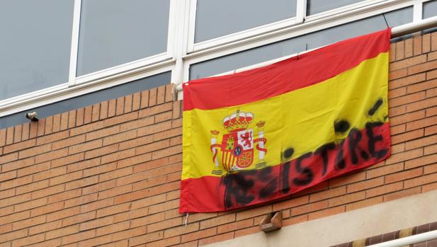 «Pedro S. Pablo I. Asesinos»: el Gobierno rastrea las pancartas en los balcones
