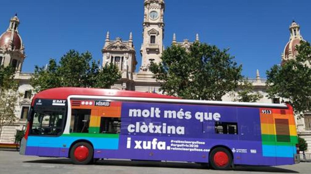 Uno de los autobuses decorados con el lema del orgullo gay en Valencia