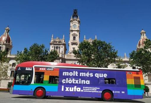 Uno de los autobuses decorados con el lema del orgullo gay en Valencia