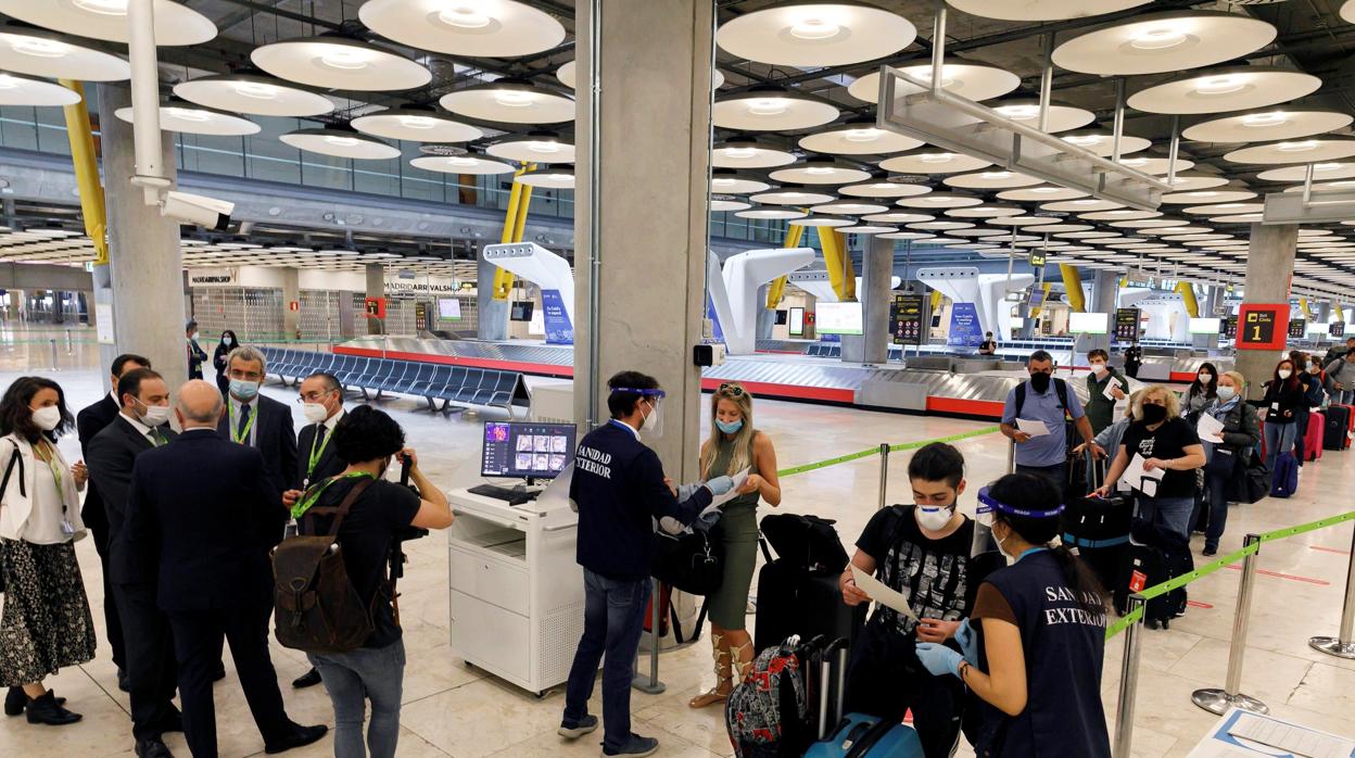 El ministro Ábalos supervisando los controles a pasajeros en el aeropuerto madrileño de Madrid-Barajas