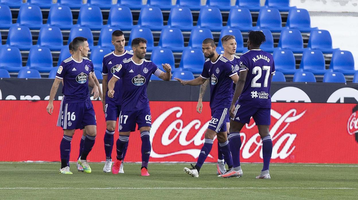 Los jugadores del Real Valladolid celebran uno de los dos goles del partido