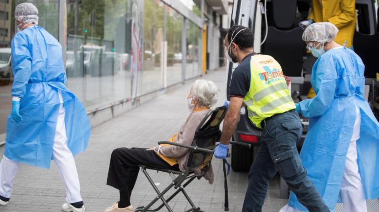 Una anciana, siendo trasladada durante el estado de alarma por el coronavirus