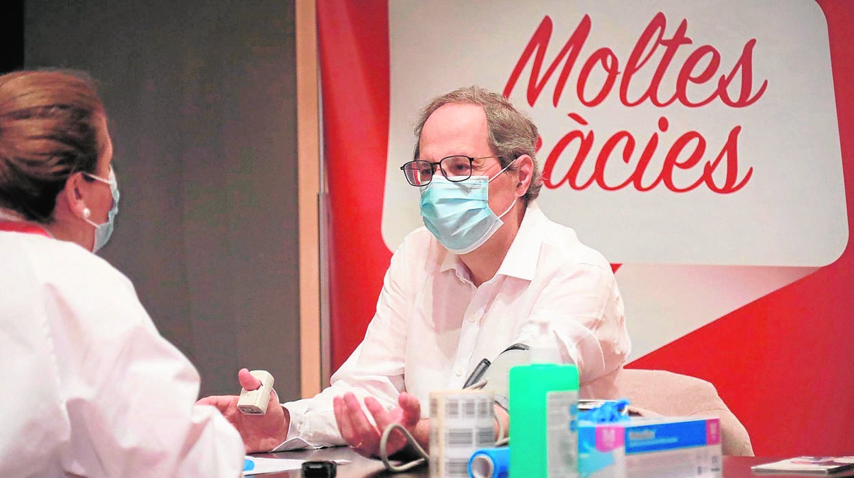 Torra, que ayer donó sangre, denuncia la «asfixia» de Cataluña y reclama 15.000 millones a Sánchez