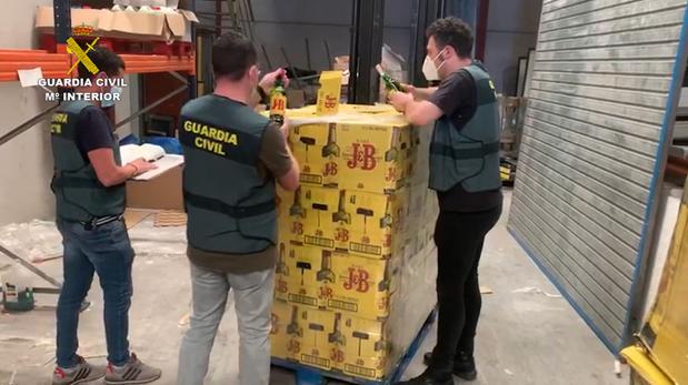 Dos detenidos por estafar 28.000 euros con la reventa de 2.738 botellas de whisky en Callosa de Segura