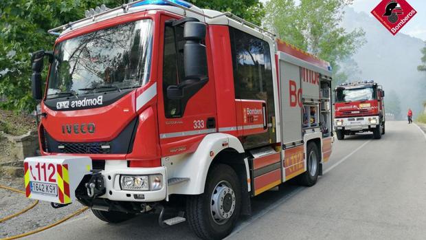 La explosión de una bombona de gas hiere a un hombre e incendia su casa en Elche