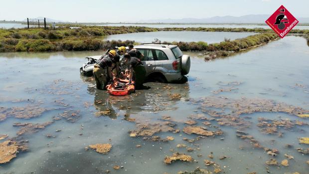 Rescatan a una conductora herida y rodeada de agua en una laguna en las Salinas de Santa Pola