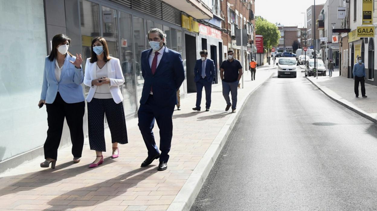 La alcaldesa de Pozuelos, visitando el final de las obras de reforma y mejora de la calle Sagunto y su entorno