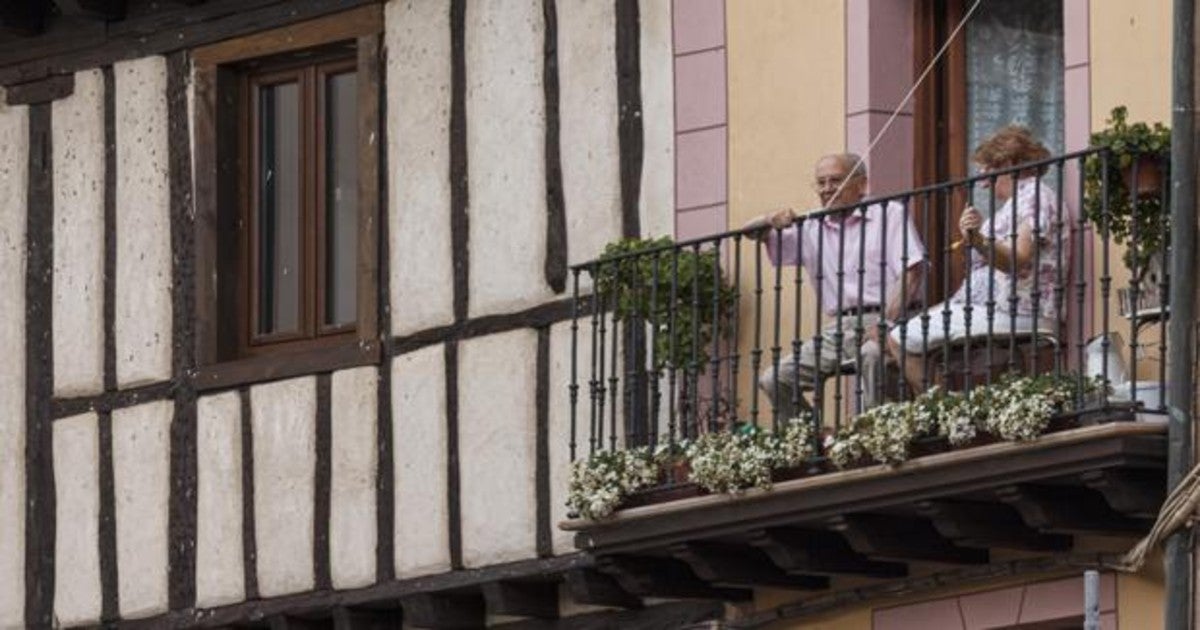 Vecinos de Sepúlveda asomados al balcón de su vivienda durante la fase 1 de desescalada