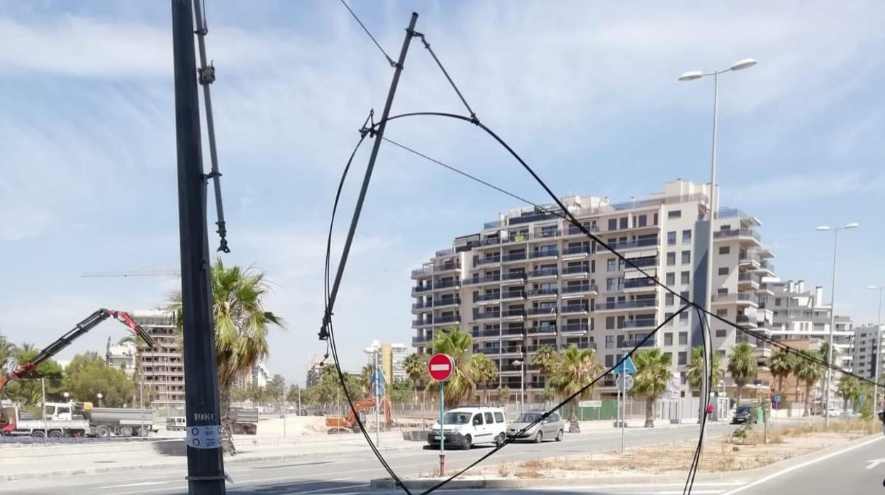 Estado de la catenaria rota por el impacto del camión