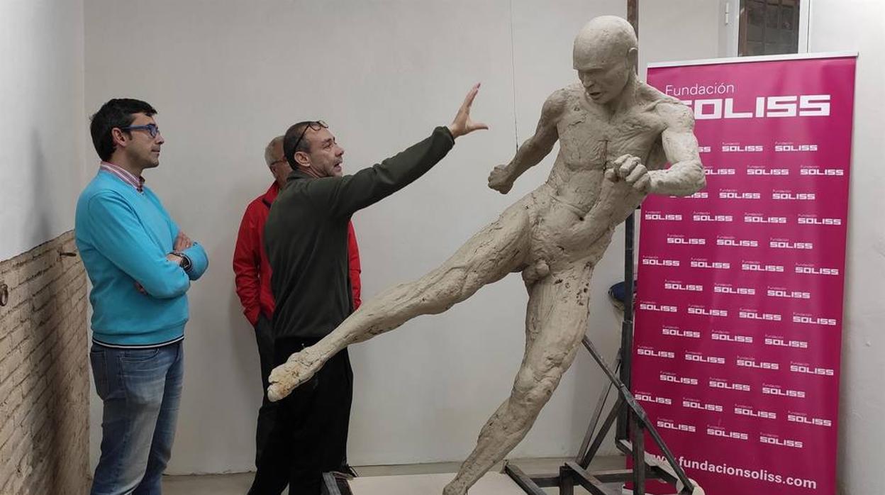 La escultura del jugador Andrés Iniesta es un homenaje a su trayectoria profesional