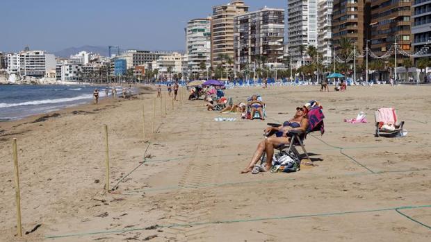 Las playas de Benidorm reciben cinco veces menos bañistas en su reapertura