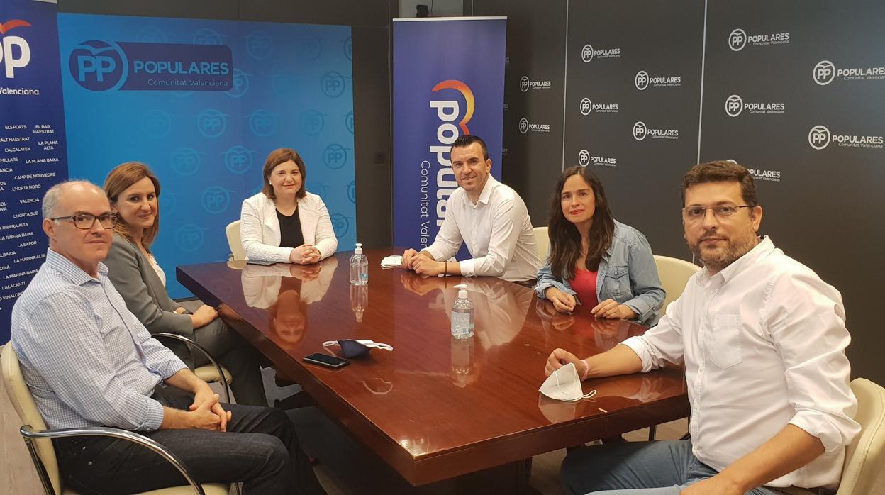 Isabel Bonig, Vicente Mompó, Belén Hoyo, Juan Ramón Adsuara, María José Catalá y Fernando de Rosa, en la imagen difundida por el partido