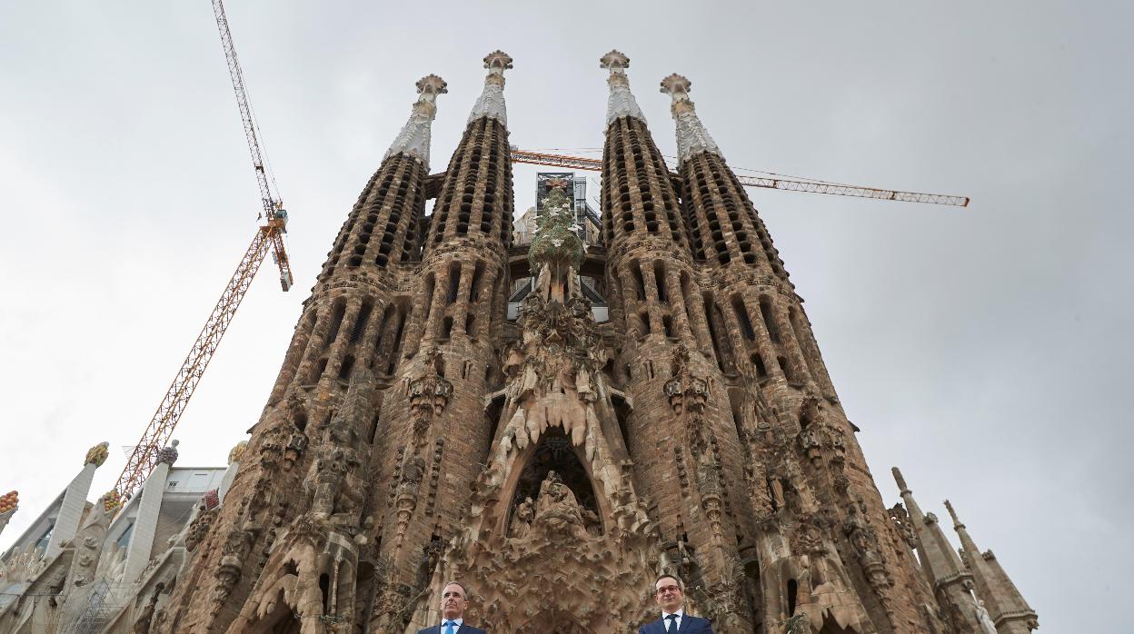 El director general de la Junta Constructora de la Sagrada Familia, Xavier Martínez, y su director de operaciones, Marc Martínez (d), posan ante la Sagrada Familia