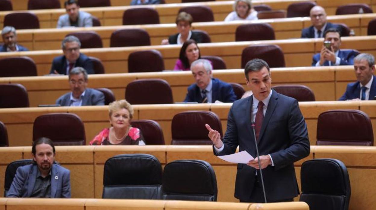 El vicepresidente Pablo Iglesias y el presidente, Pedro Sánchez, este miércoles en el Senado