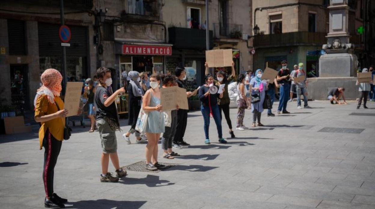 Miembros de la Red vecinal de Apoyo Mutuo Ciutat Vella, durante una concentración hace unos días para pedir que se garantice el acceso a recursos básicos y derechos, seguridad laboral y habitacional del barrio