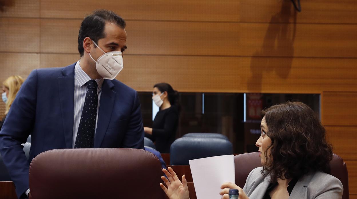 Ignacio Aguado dialoga con Isabel Díaz Ayuso en la Asamblea de Madrid