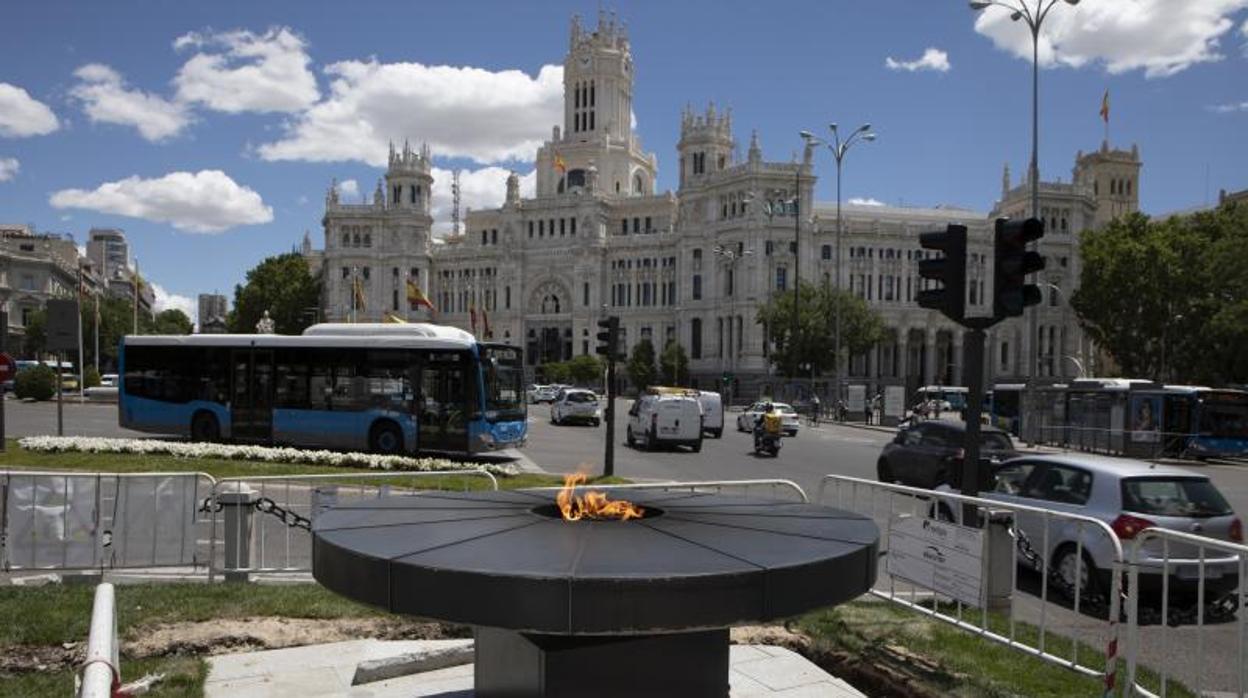 El vallado en torno al monumento dedicado a las víctimas del Covid-19