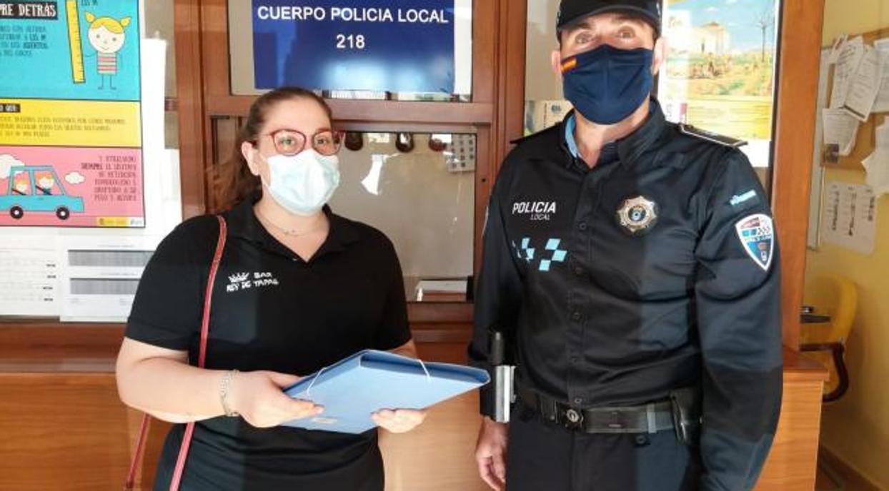 La mujer entrega los 2.425 euros encontrados a la Policía Municipal de Moral de Calatrava (Ciudad Real)