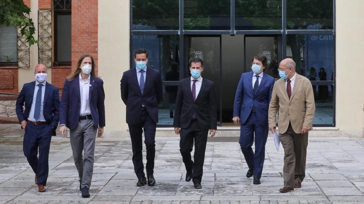 David Castaño (Cs), Pablo Fernández (Podemos), Raúl de la Hoz (PP) y Luis Tudanca (PSOE), junto al presidente de la Junta de Castilla y León, Alfonso Fernández Mañueco, y su vicepresidente, Francisco Igea