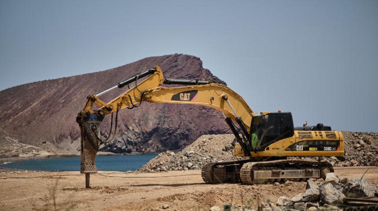 Una excavadora prepara el terreno en la Playa de La Tejita
